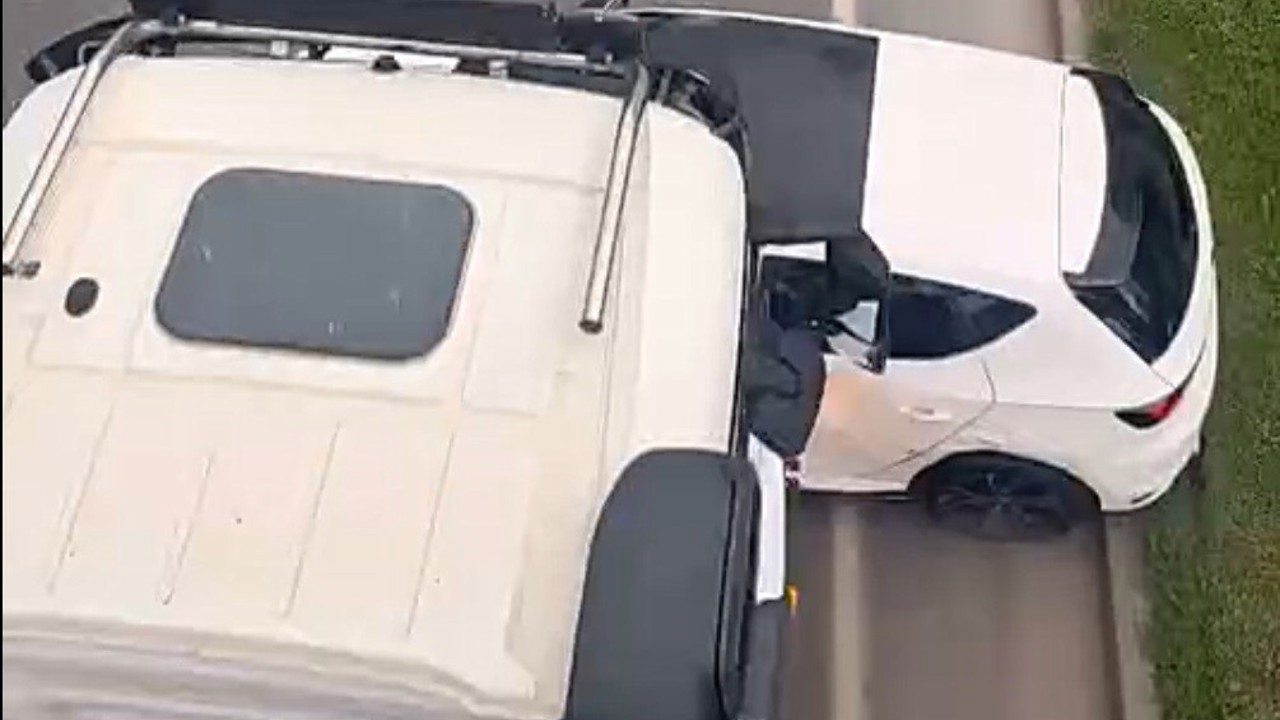 Hafriyat kamyonu, önüne aldığı otomobili 100 metre sürükledi
