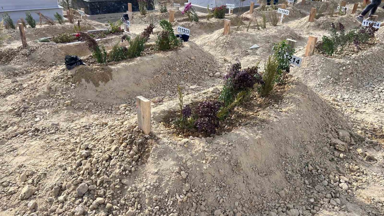 Mersin’de komşusu tarafından öldürülen anne ve oğlu toprağa verildi
