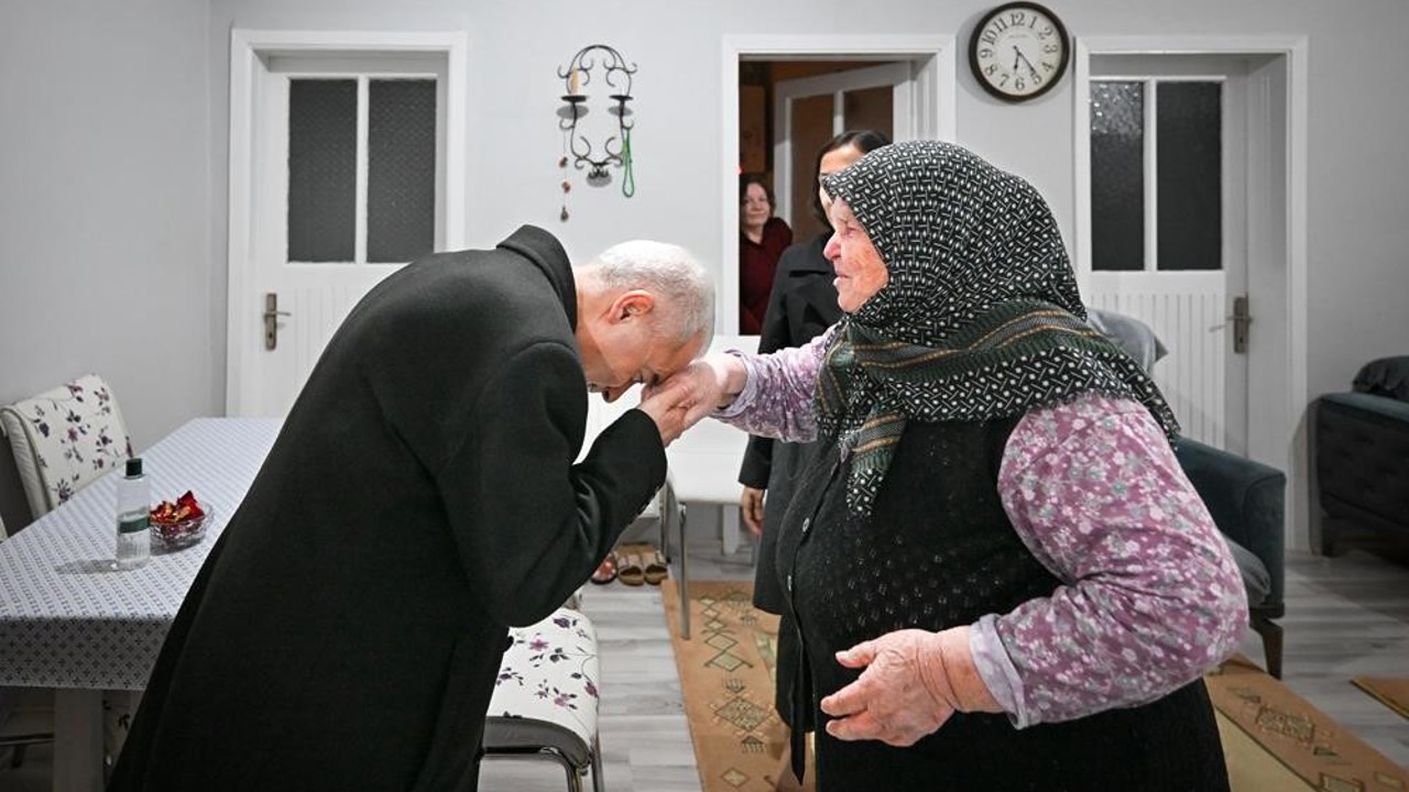 Kırklareli Valisi Turan, şehit annesinin elini öptü
