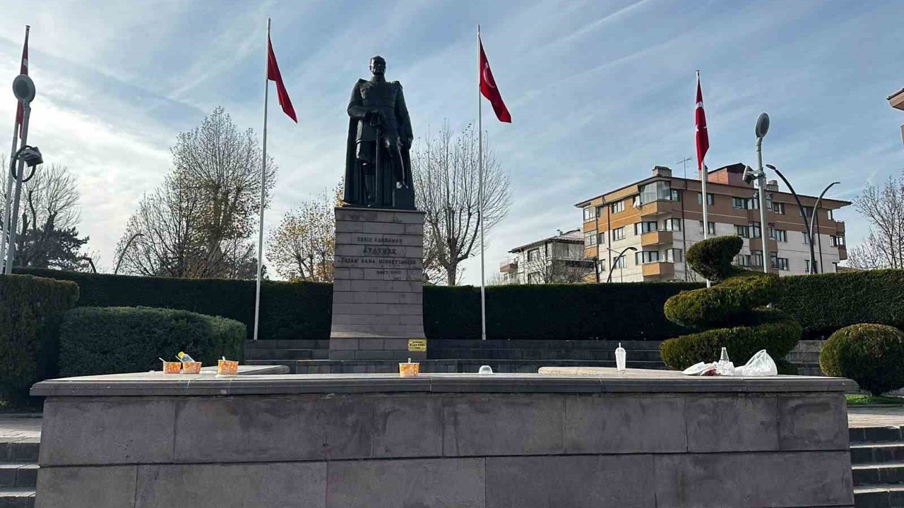 Yediler içtiler, sokakta çöplerini bıraktılar
