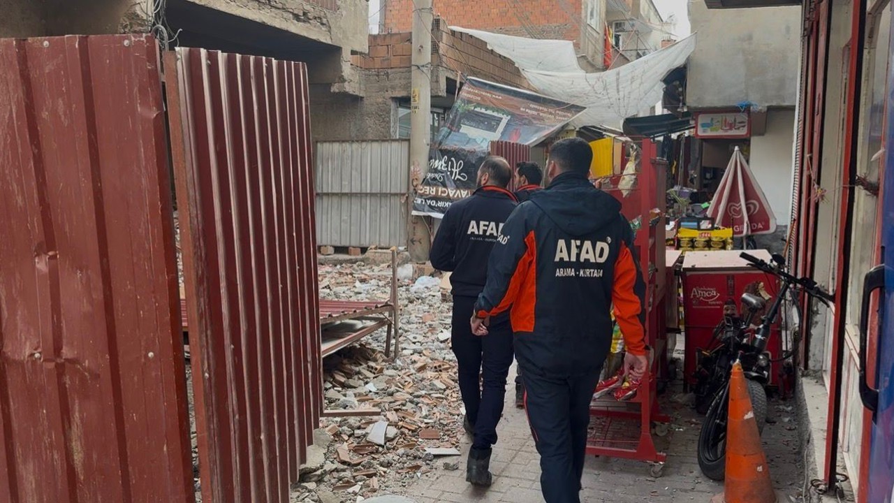 Ağır hasarlı binayı yıkarken molozların altında kaldı
