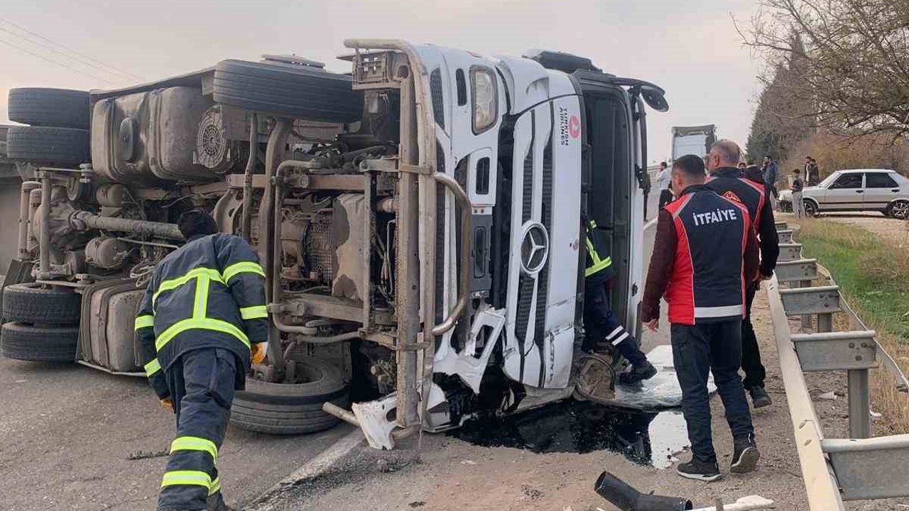 Mardin’de devrilen akaryakıt yüklü tırın sürücüsü yaralandı
