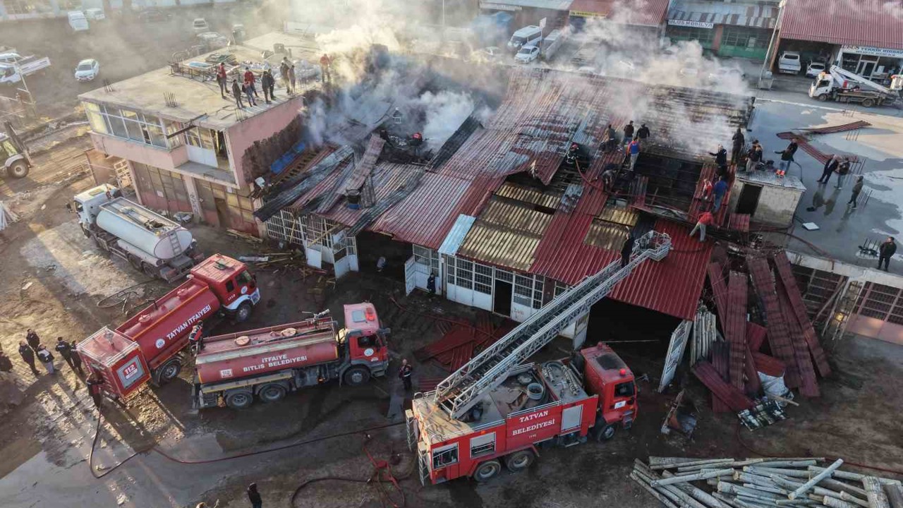 Tatvan’da kereste dükkanında yangın
