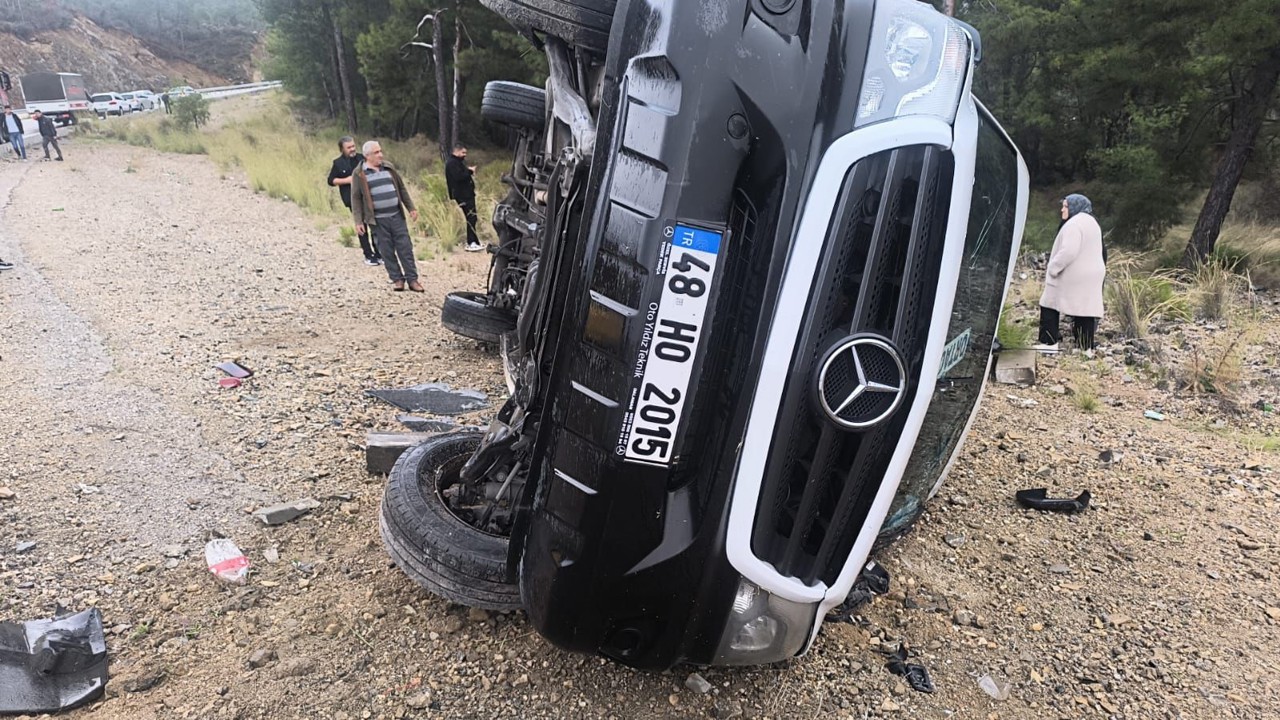 Muğla’da yolcu minibüsü devrildi: 3 yaralı
