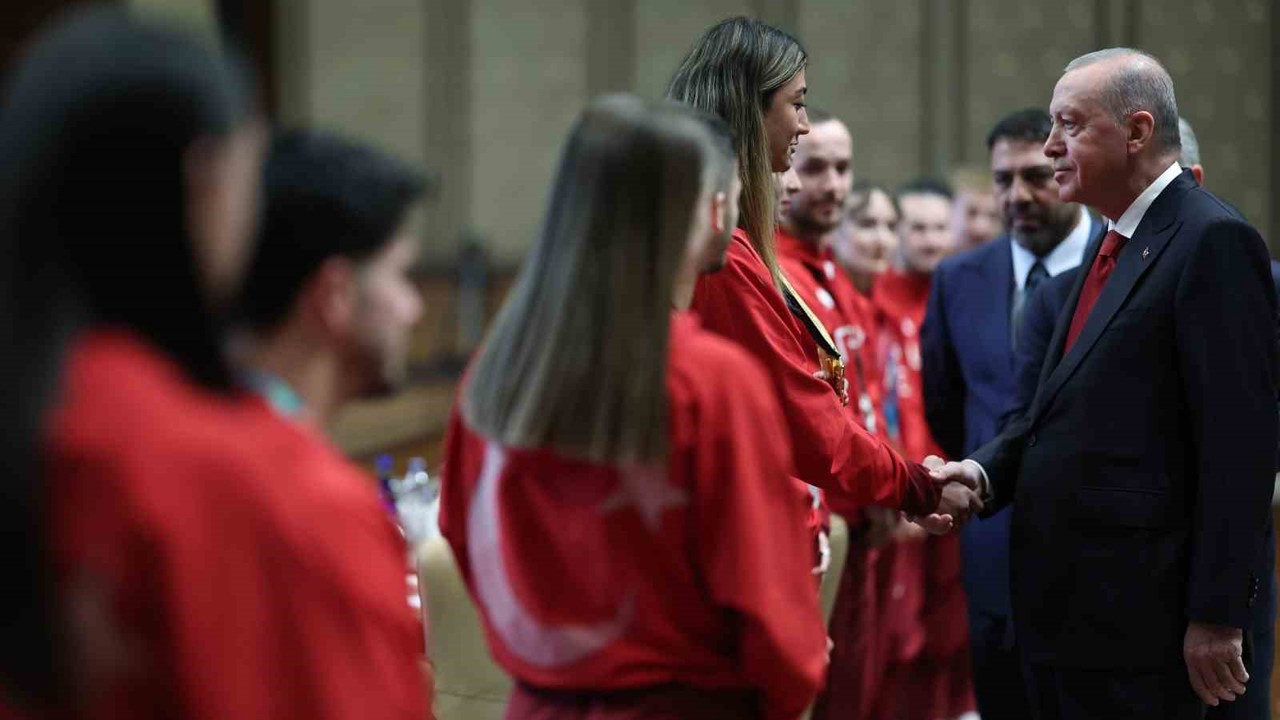 Cumhurbaşkanı Erdoğan: "Sporda da Türkiye Yüzyılı hedeflerimize ulaşmak için büyük bir çaba harcıyoruz"
