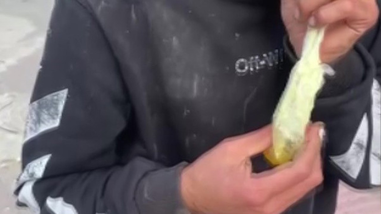 Caddede güpegündüz bali çekip kendinden geçti
