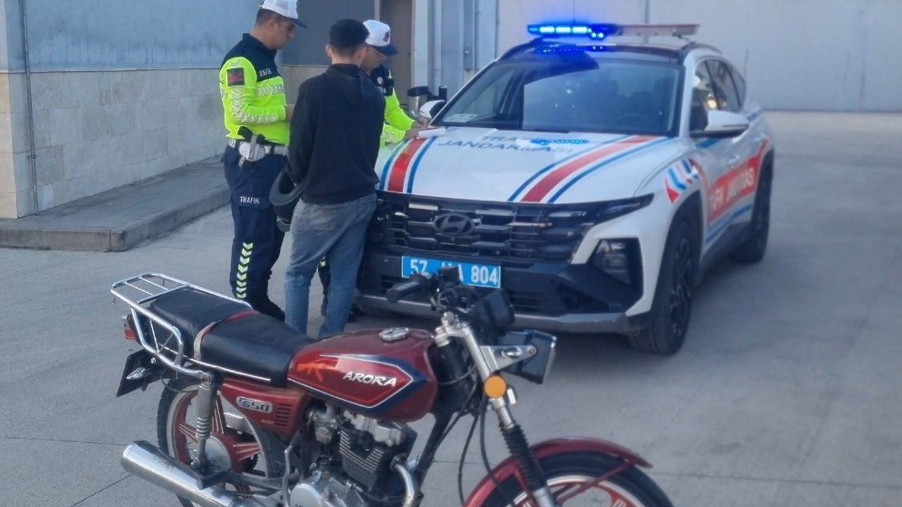 Sinop’ta trafiği tehlikeye atan motosikletli yakalandı
