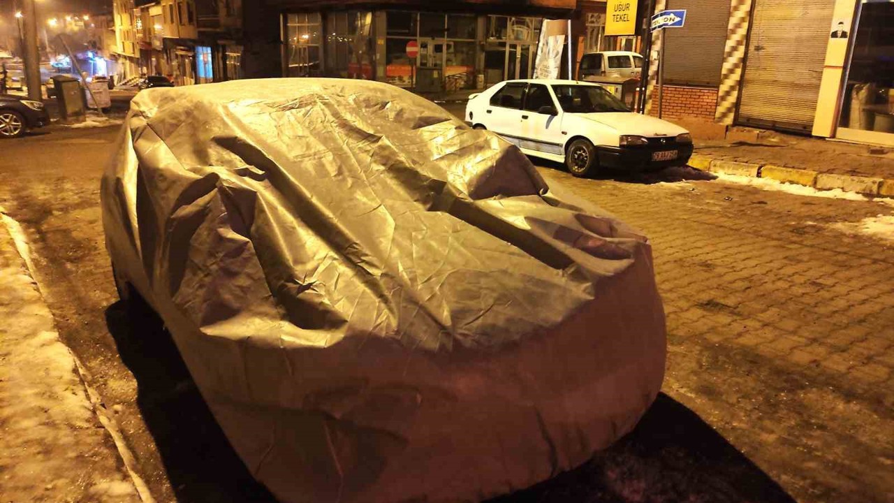 Dondurucu soğuklara karşı araçlar battaniye ve brandayla korunuyor
