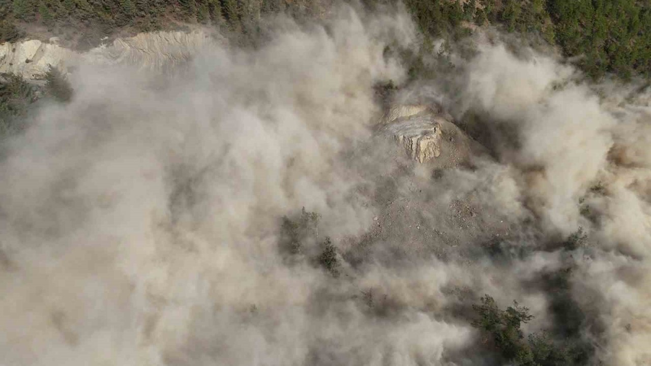 Adana’da yol yapım mücadelesi, patlama anı film sahnesini aratmadı
