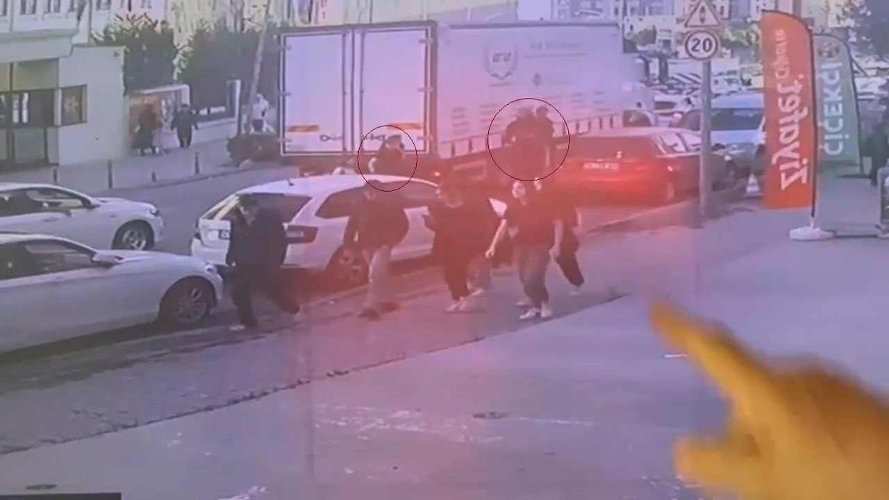 Beylikdüzü’nde okul çıkışında dehşeti yaşadılar: Ters yönden gelen scooter, kadına ve çocuğa çarptı; o anlar kamerada
