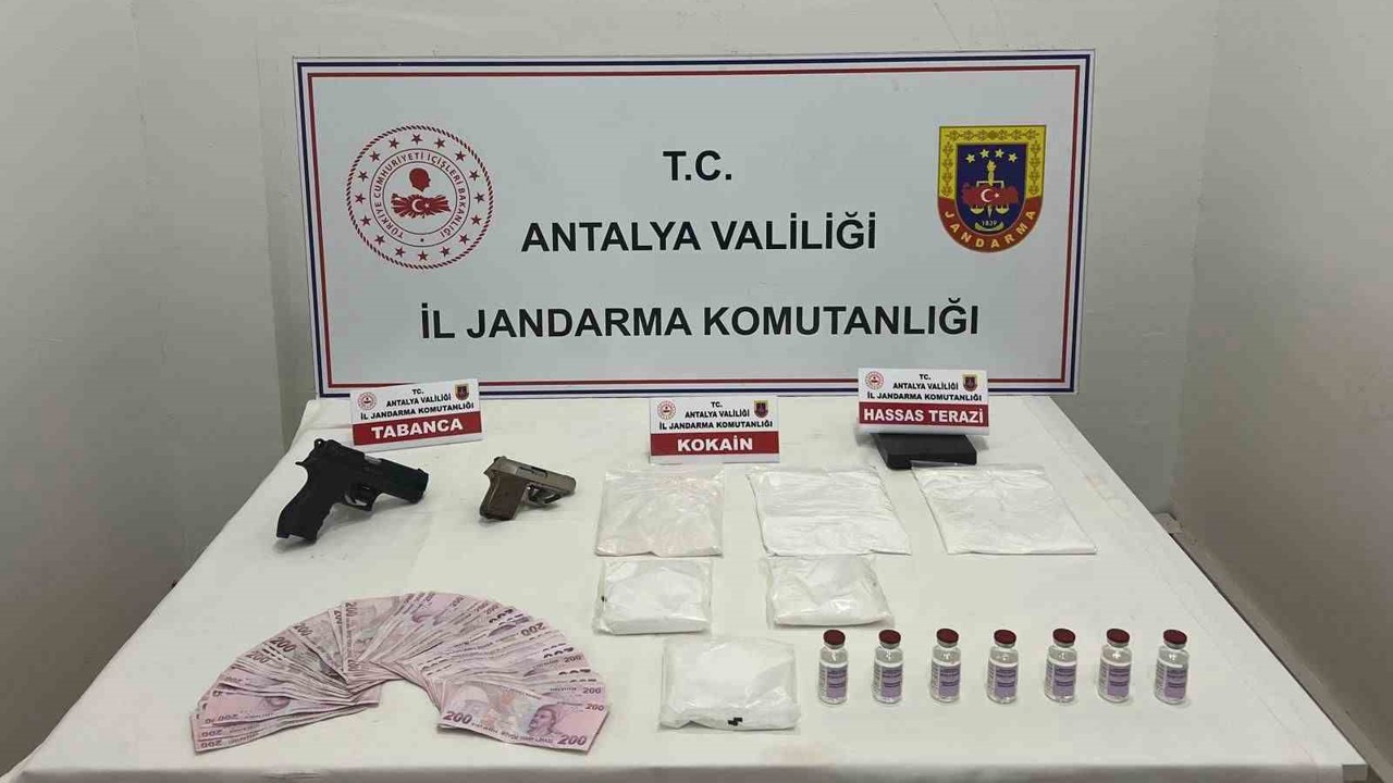Antalya’da jandarmadan 3 eve uyuşturucu baskını
