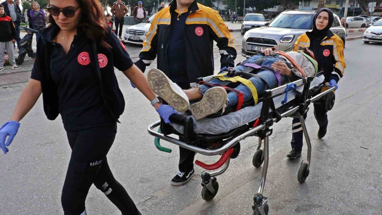 Taksi ile çarpışan motosikletli gençler metrelerce sürüklendi
