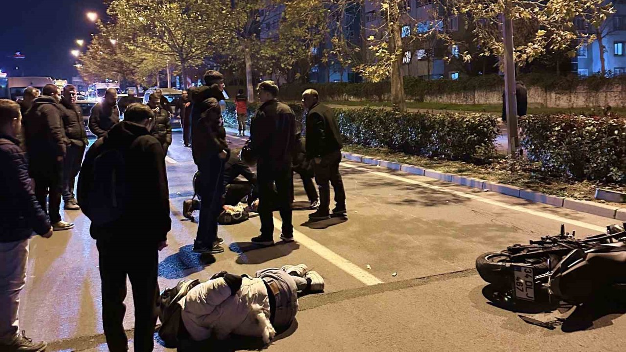 Otomobille çarpışan motosikletteki 2 genç yaralandı
