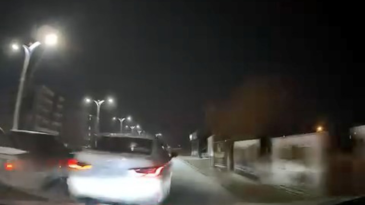 Makas atıp araca çarptı, bir şey olmamış gibi olay yerinden kaçtı
