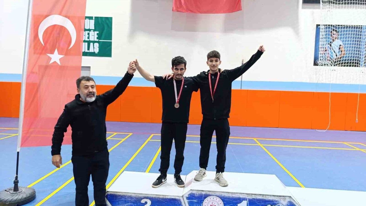 Mudanya Anadolu İmam Hatip Lisesi, güreşte zirveye oturdu
