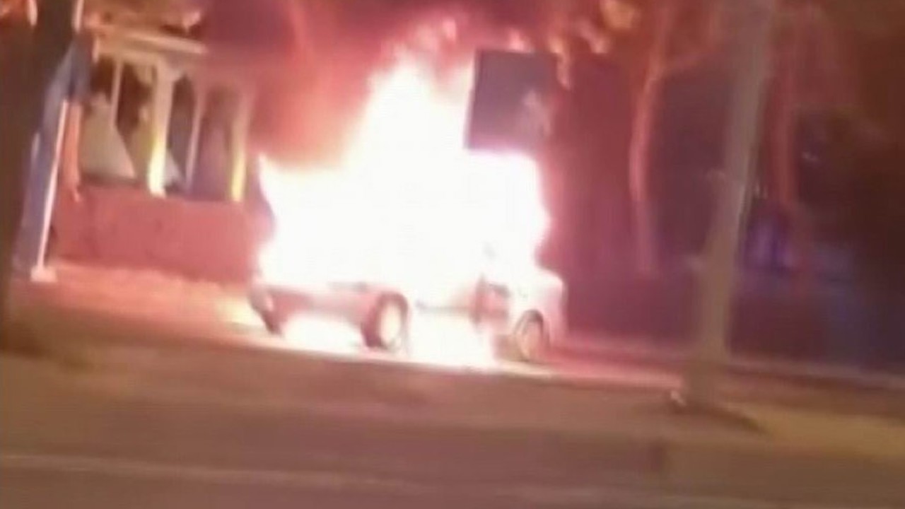 Diyarbakır’da seyir halindeki otomobil alev topuna döndü
