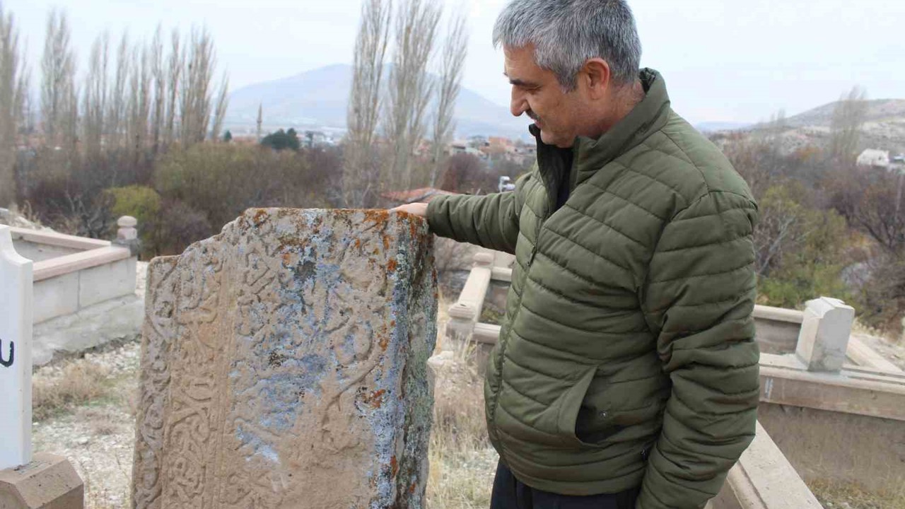 Mezarlıktaki esrarengiz taş
