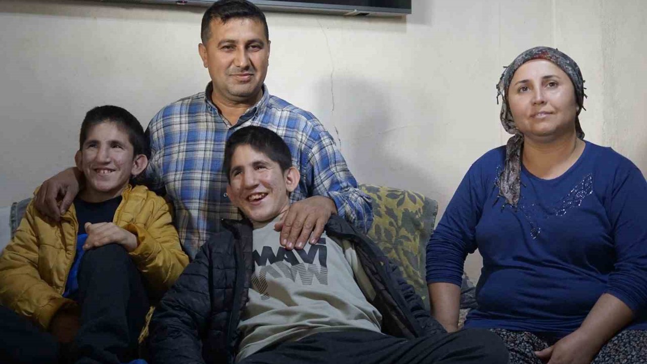 13 yaşındaki ikizler Kromozom 4q Delesyon Sendromu ile mücadele ediyor
