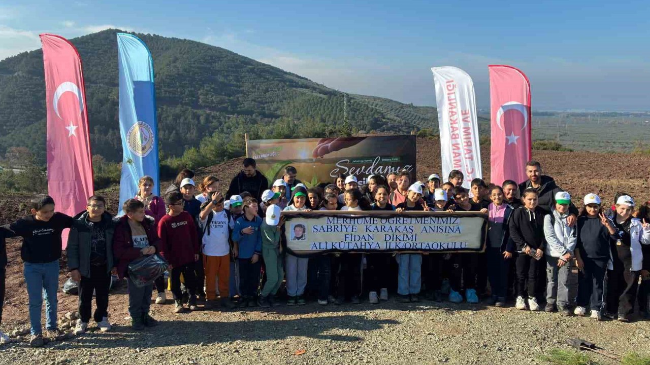 Vefat eden öğretmenleri için fidan diktiler
