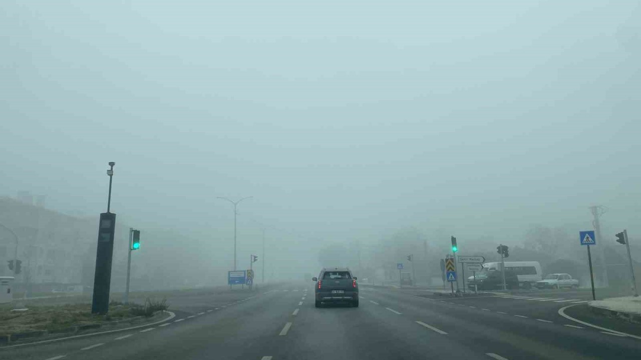 Çorum’da yoğun sis ulaşımı olumsuz etkiledi: Görüş mesafesi 30 metreye kadar düştü
