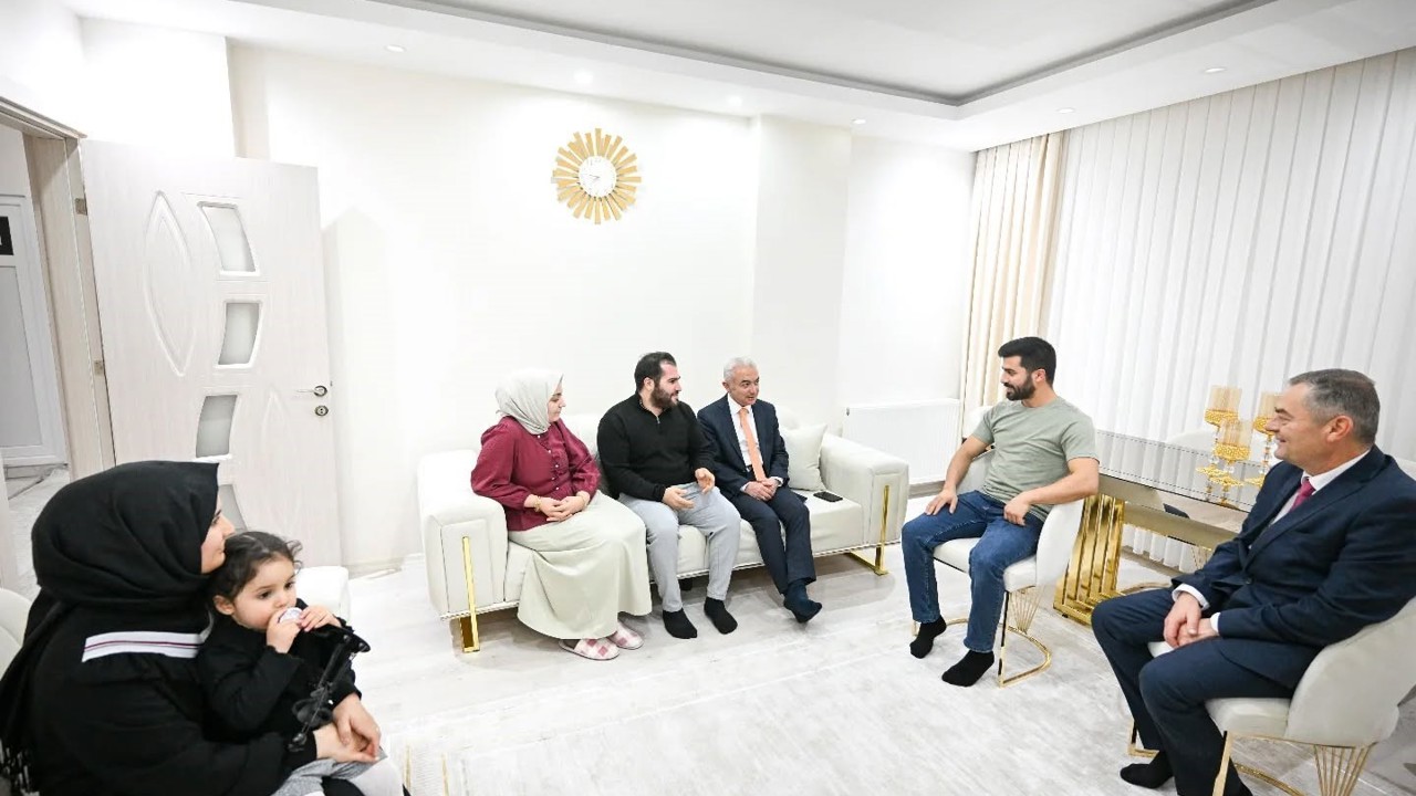 Kırklareli Valisi Turan devlet desteğiyle evlenen genç çiftlere misafir oldu
