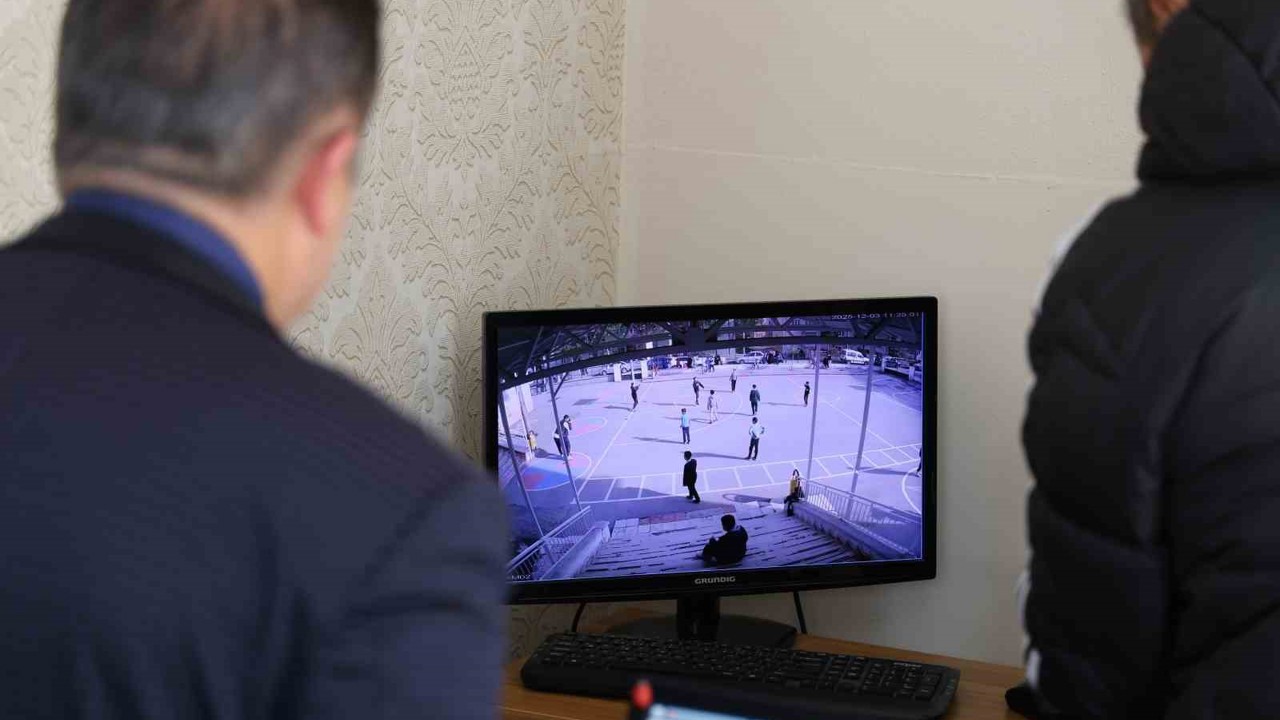 Öğrencisinin hayatını Heimlich manevrasıyla kurtardı
