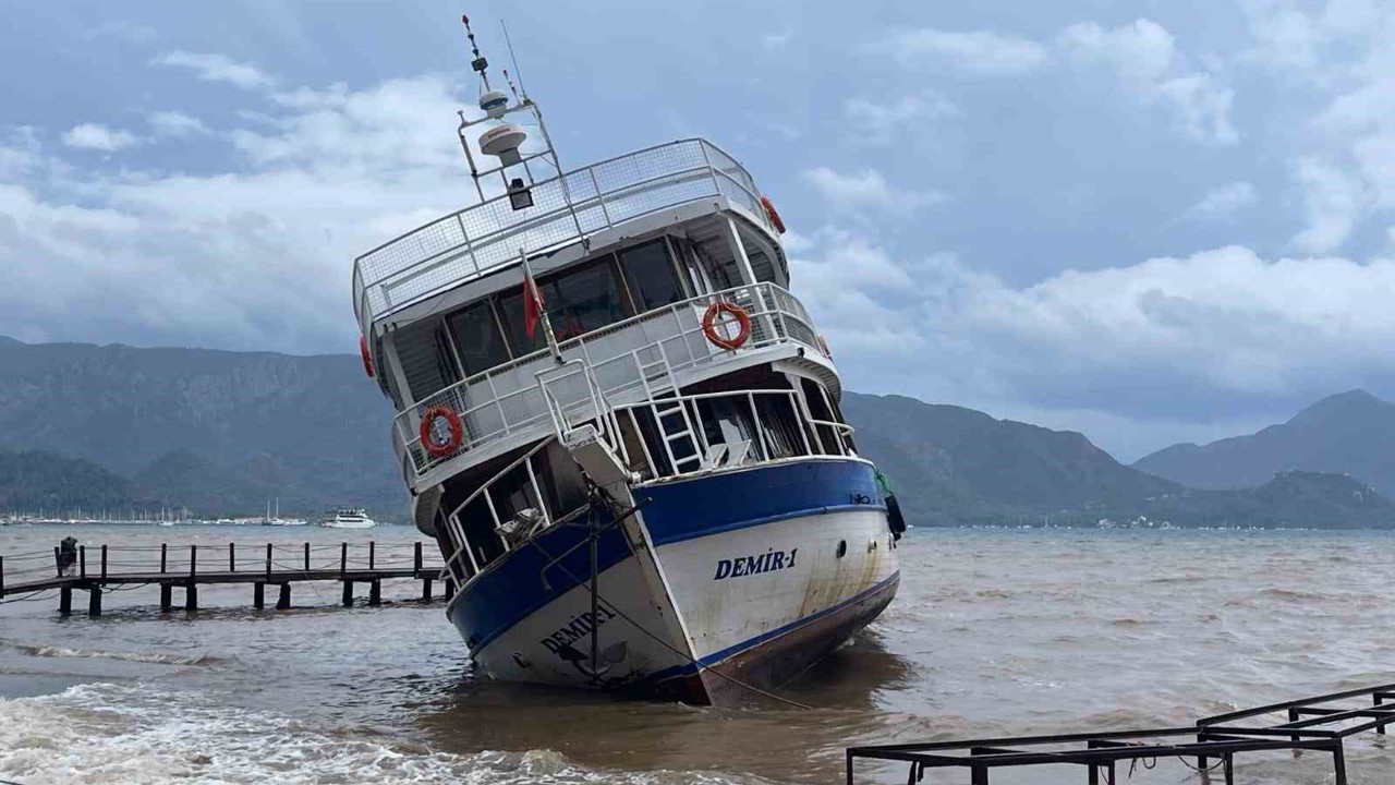 Marmaris’te iskeleye çarpan tekne karaya oturdu
