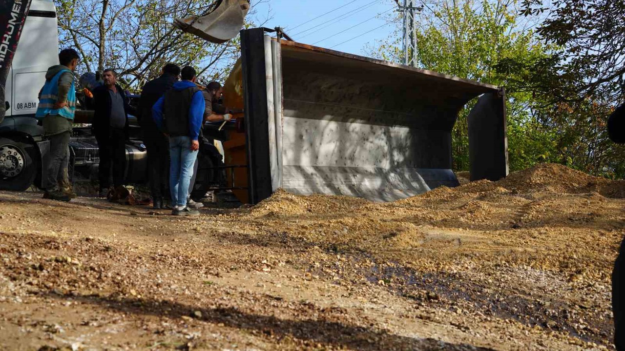 Mıcır yüklü kamyonun damperi devrildi, sürücü bayıldı
