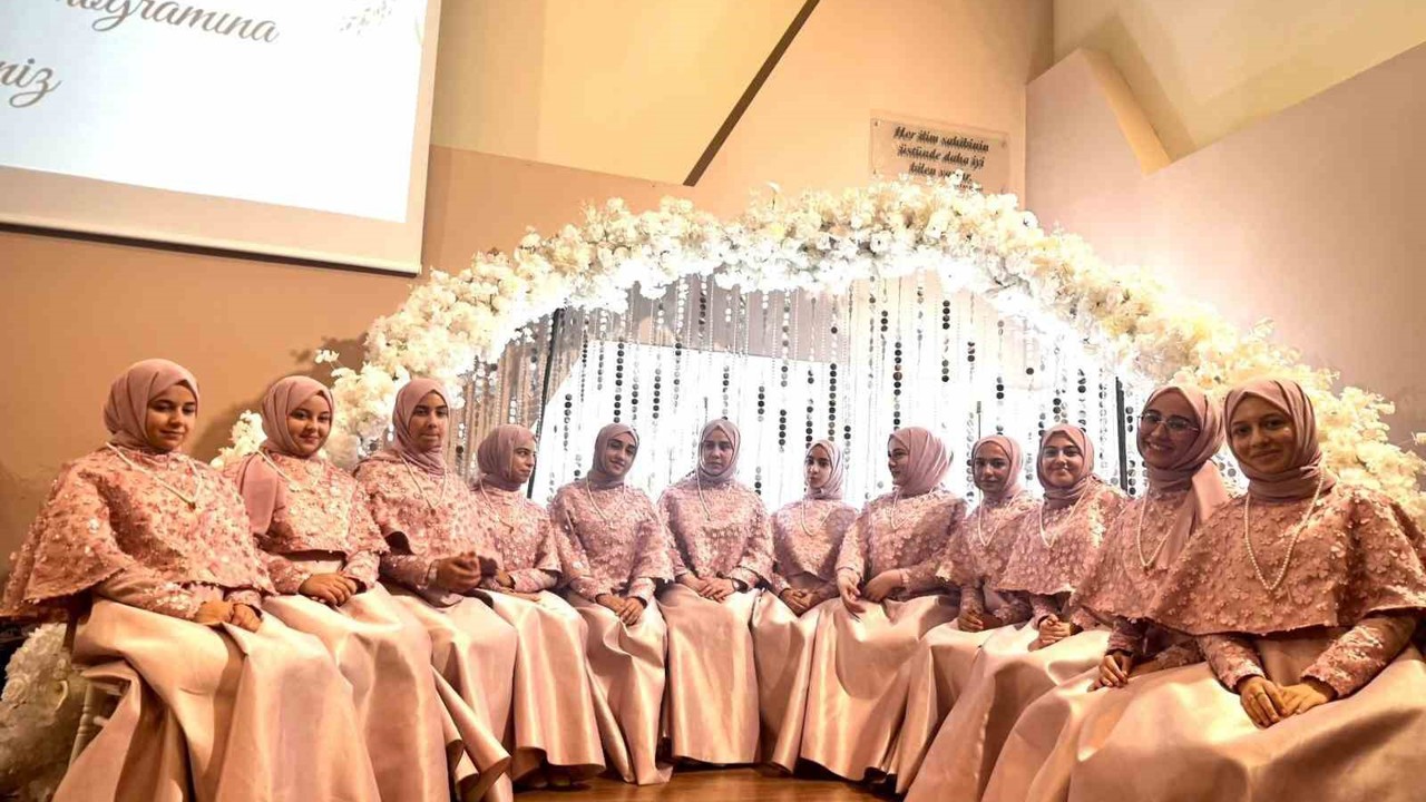İzmir’de genç hafizeler icazetlerini aldı
