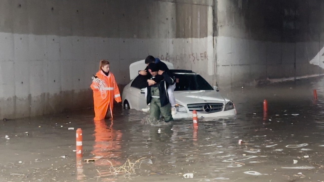 Suda mahsur kalan araçtaki 2 kişiyi itfaiye ekipleri kurtardı
