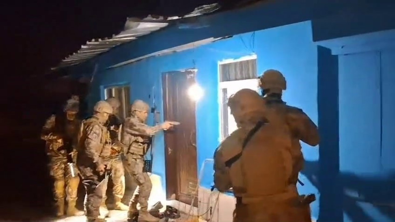 Polisten sokak satıcılarına operasyon: 13 şüpheli gözaltında
