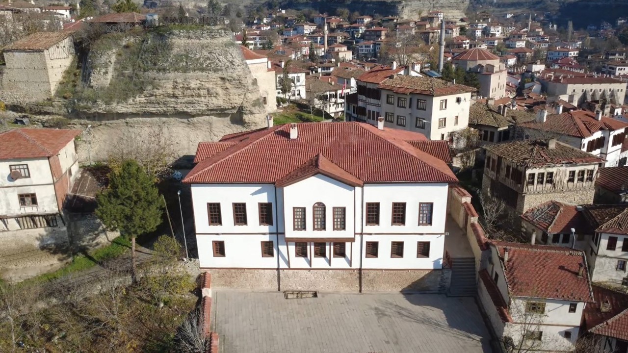 Safranbolu’nun şehir hafızası rüştiye mektebinde sergileniyor
