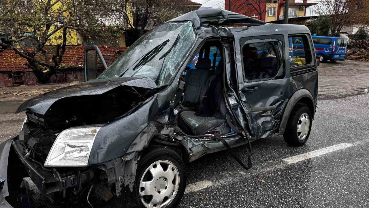 Kamyonun çarptığı hafif ticari araç 50 metre savruldu: 1 ölü, 2 yaralı
