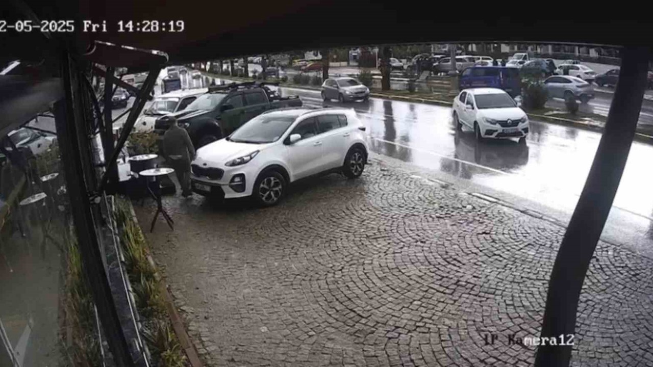 El freni çekilmeyen otomobil, başka araca çarptı
