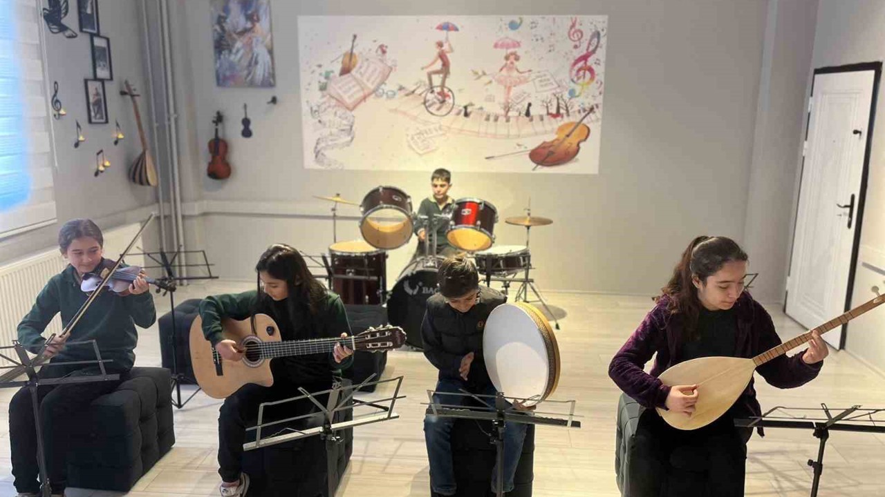 Vefalı eş, hayatını kaybeden kocasının anısına kütüphane ve müzik atölyesi kurdu
