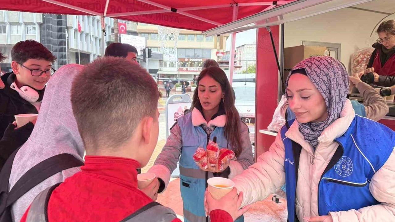 Üniversiteli gençler gönüllülüğe dikkat çekti
