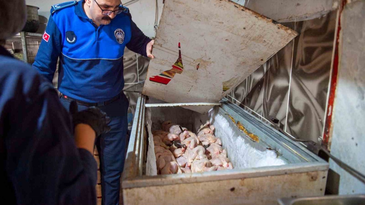 Dönerciden kurtlu salça ve turşu çıktı
