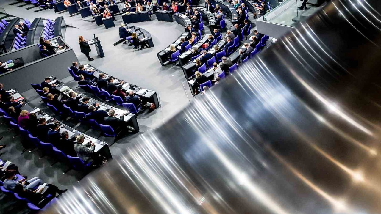 Almanya’da "Merz’e güvenoyu" niteliğindeki emeklilik reformu Federal Meclis’ten kıl payı geçti
