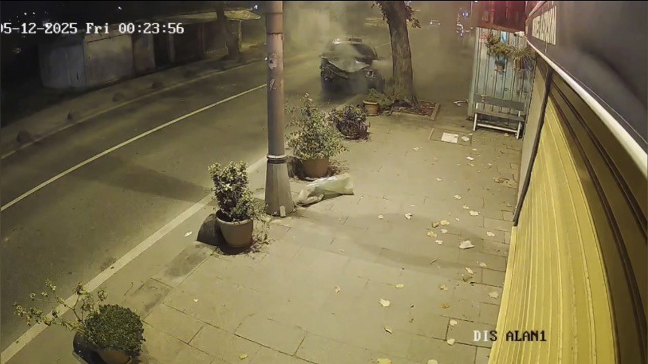 Beykoz’da ehliyetsiz sürücünün kullandığı otomobil ağaca çarpıp yola savruldu: 2 yaralı
