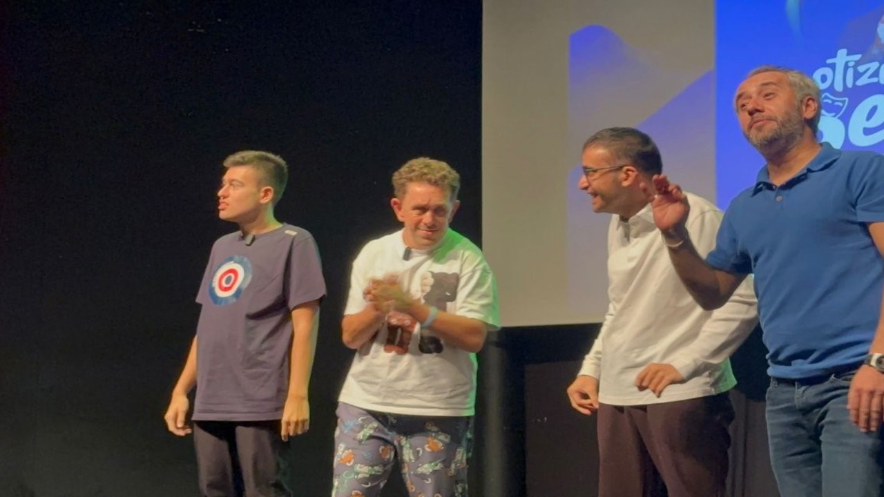 Otizmli bireylerin sahne performansı ayakta alkışlandı
