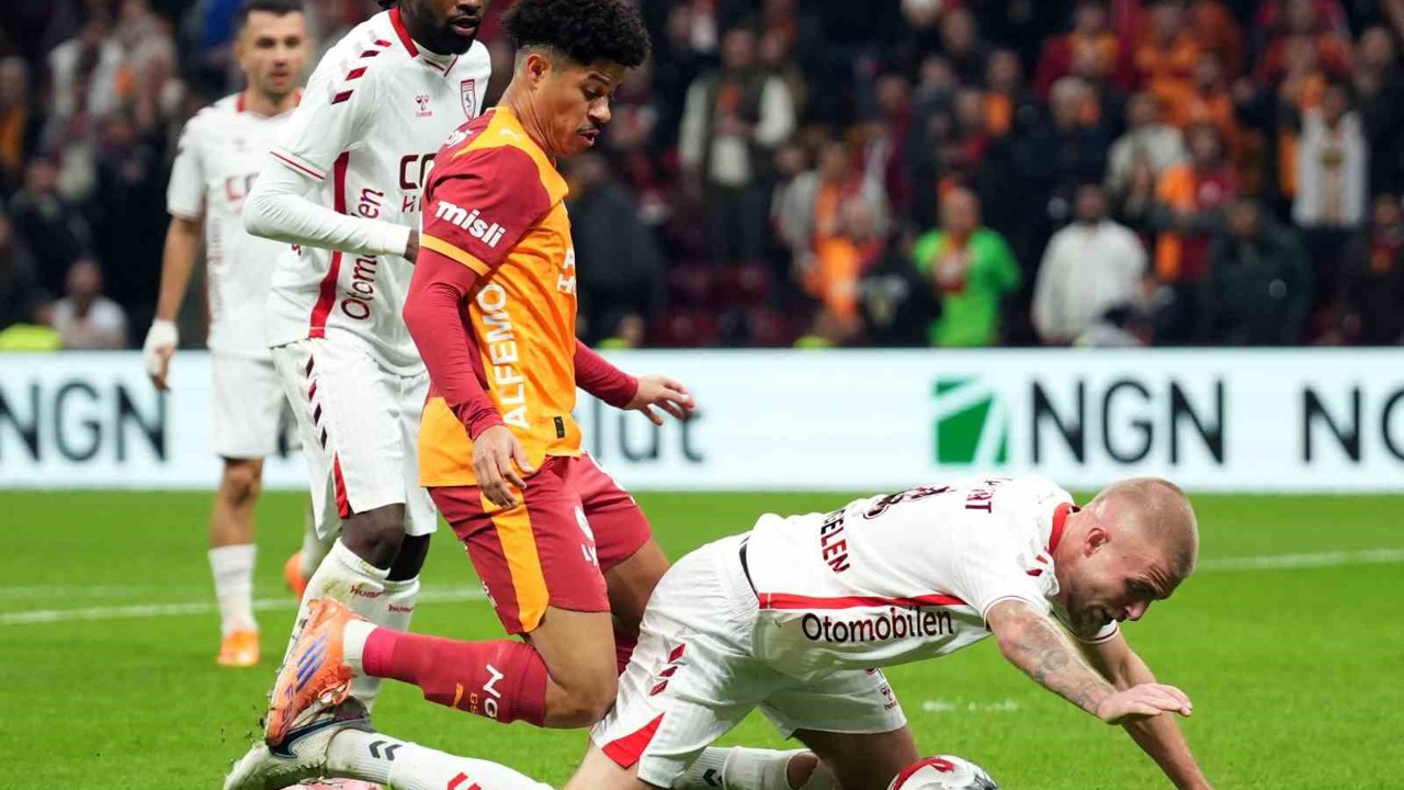Trendyol Süper Lig: Galatasaray: 2 - Samsunspor: 0 (İlk yarı)
