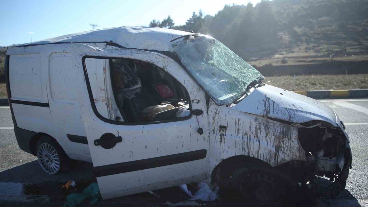 Gizli buzlanma trafik kazalarına sebep oldu: 3  yaralı
