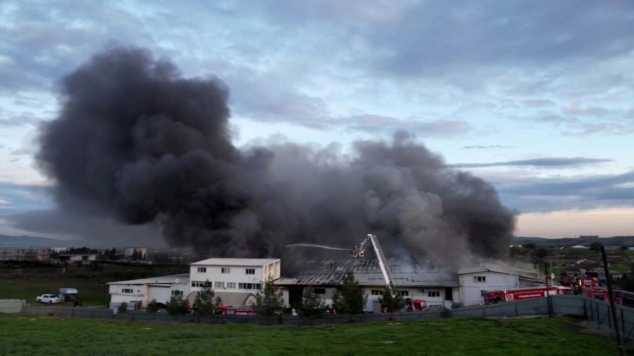 Tuzla’da kauçuk fabrikasında korkutan yangın
