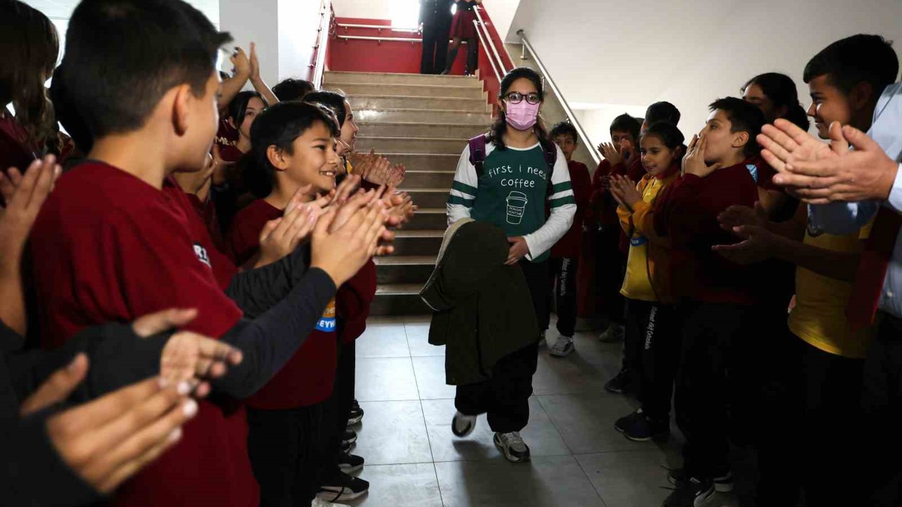 Lösemiyi yenen İkranur 3 yıl sonra okula döndü, çiçek ve balonlarla karşılandı
