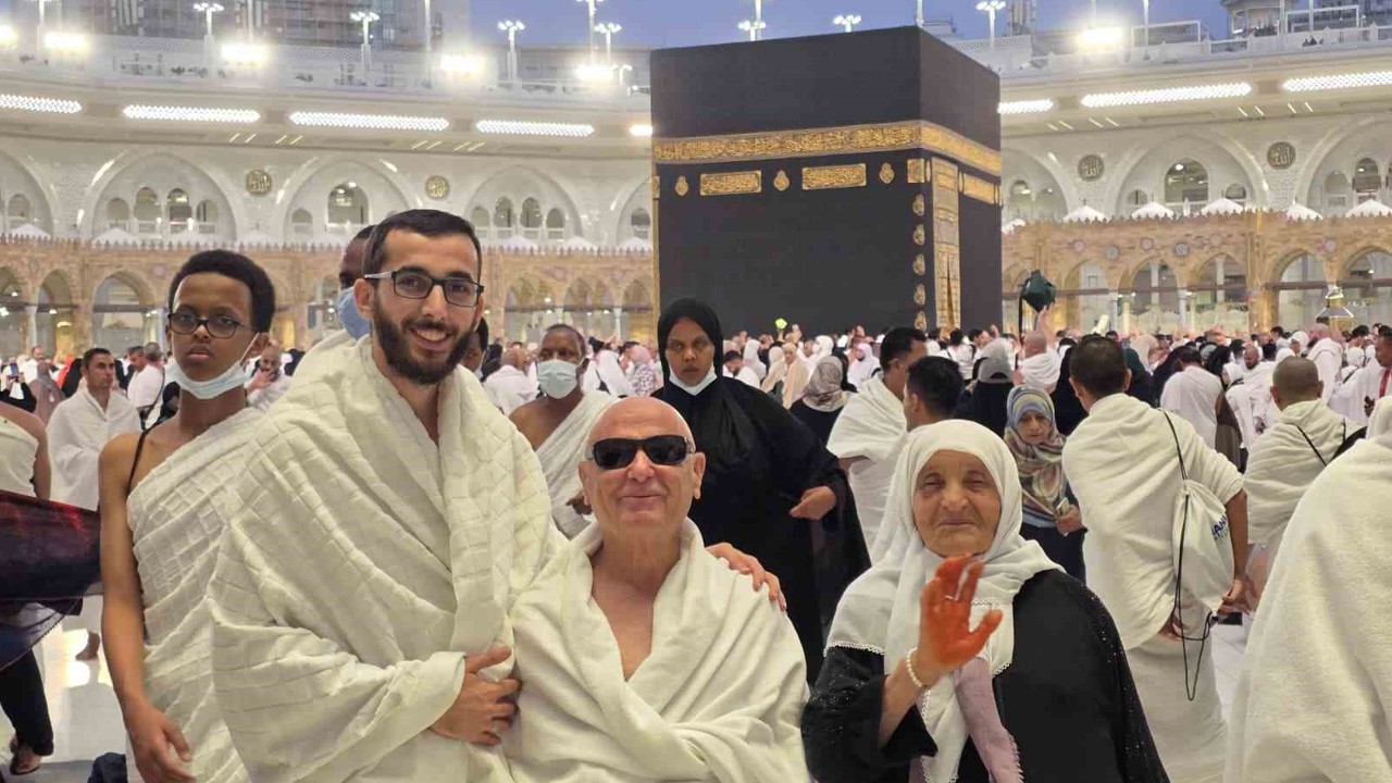 Görme engelli Ramazan amca ve Nuriye teyze umreye kavuştu
