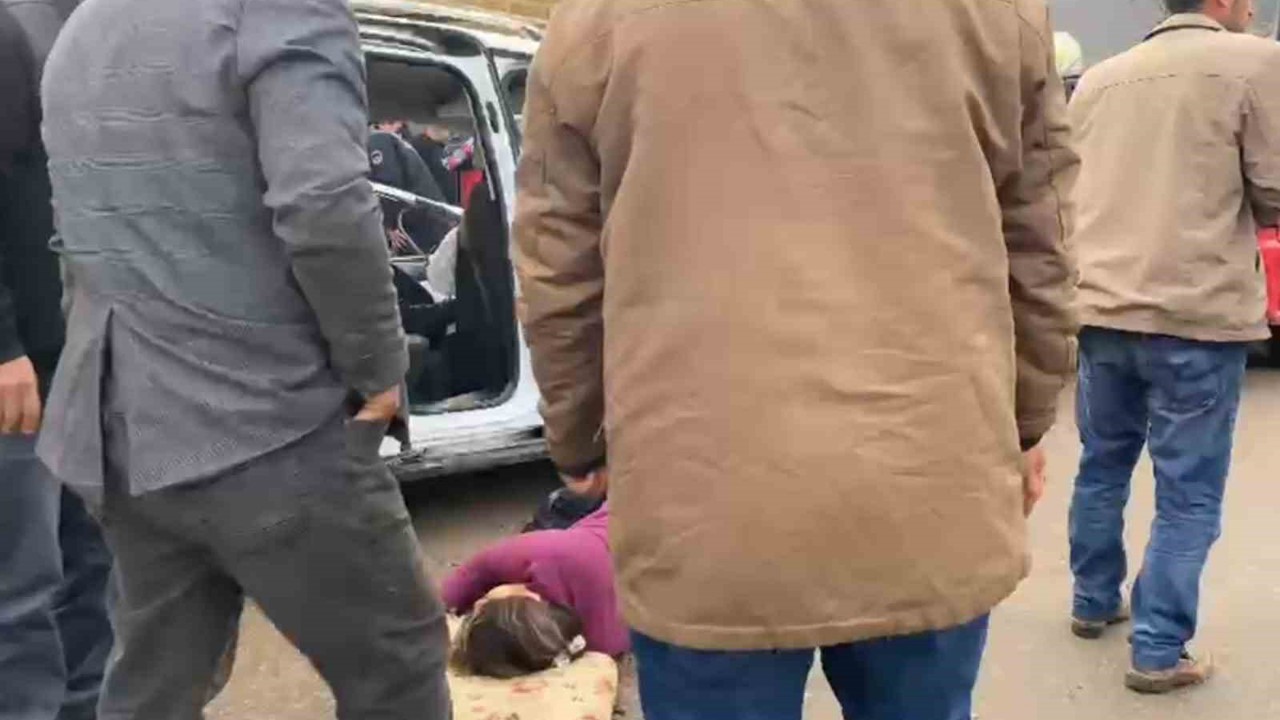 Şanlıurfa’da kamyonet ile hafif ticari araç çarpıştı: 2’si çocuk 4 yaralı
