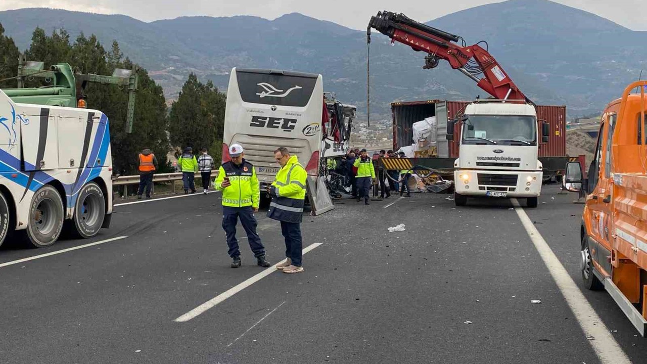 Osmaniye’de yolcu otobüsü tıra çarptı: 6 ölü, 11 yaralı
