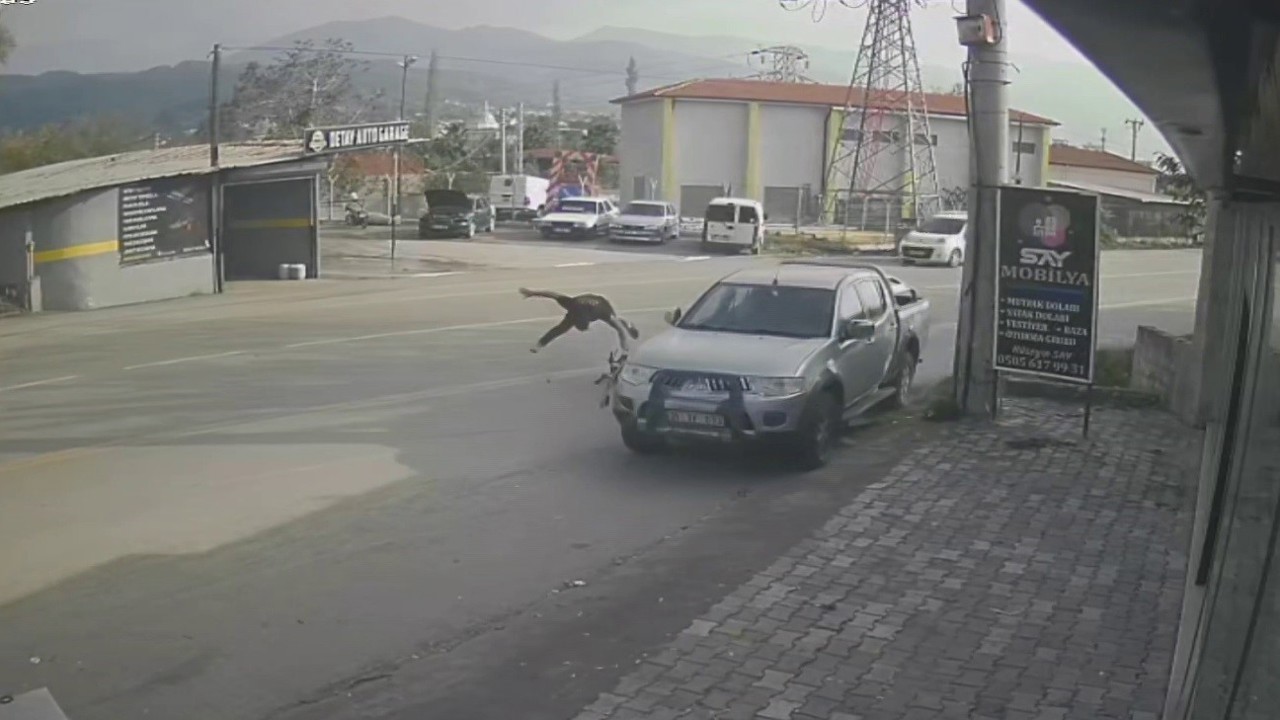 Ciple çarpışan motosikletin sürücüsü metrelerce savruldu
