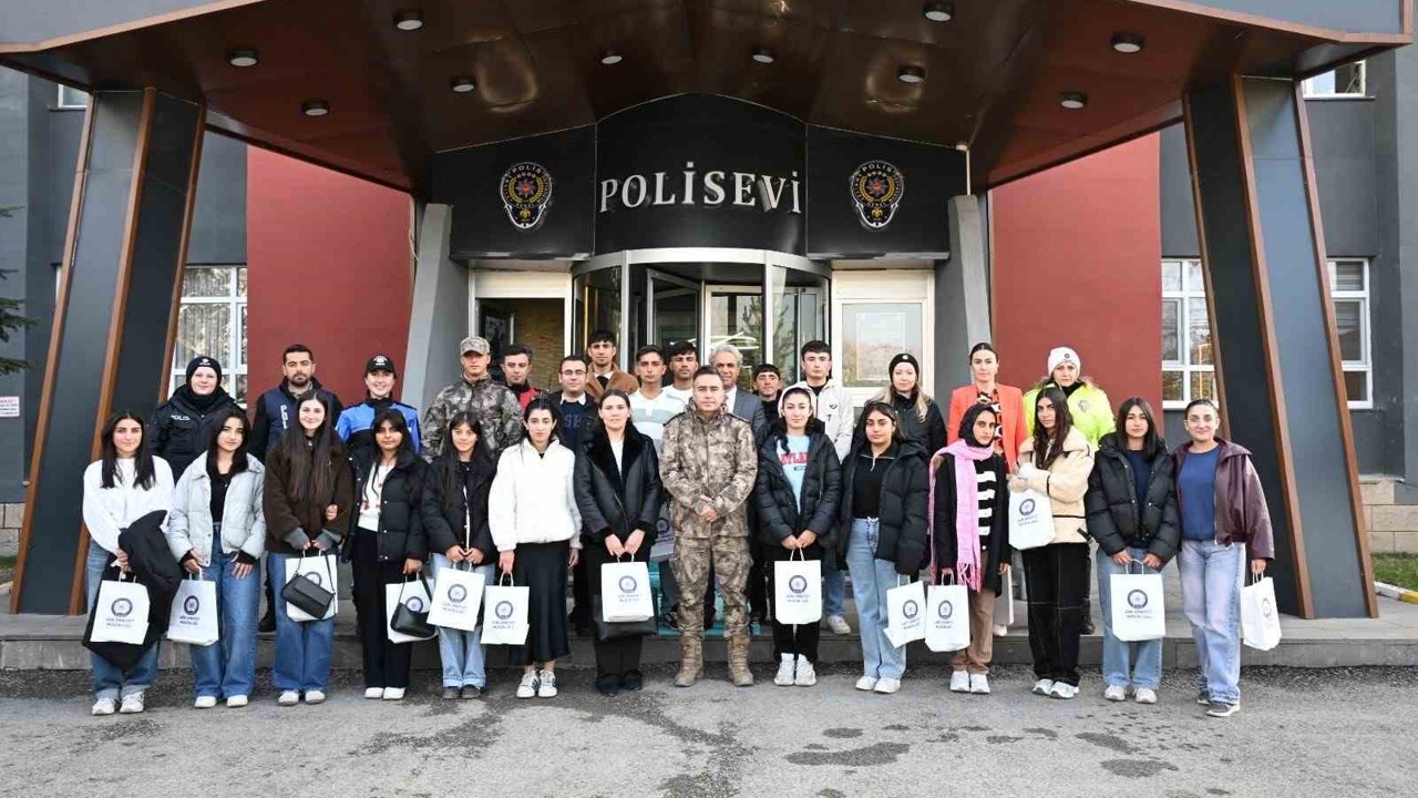 Ağrı’da öğrencilere üniversite gezisi ve emniyet söyleşisi düzenlendi
