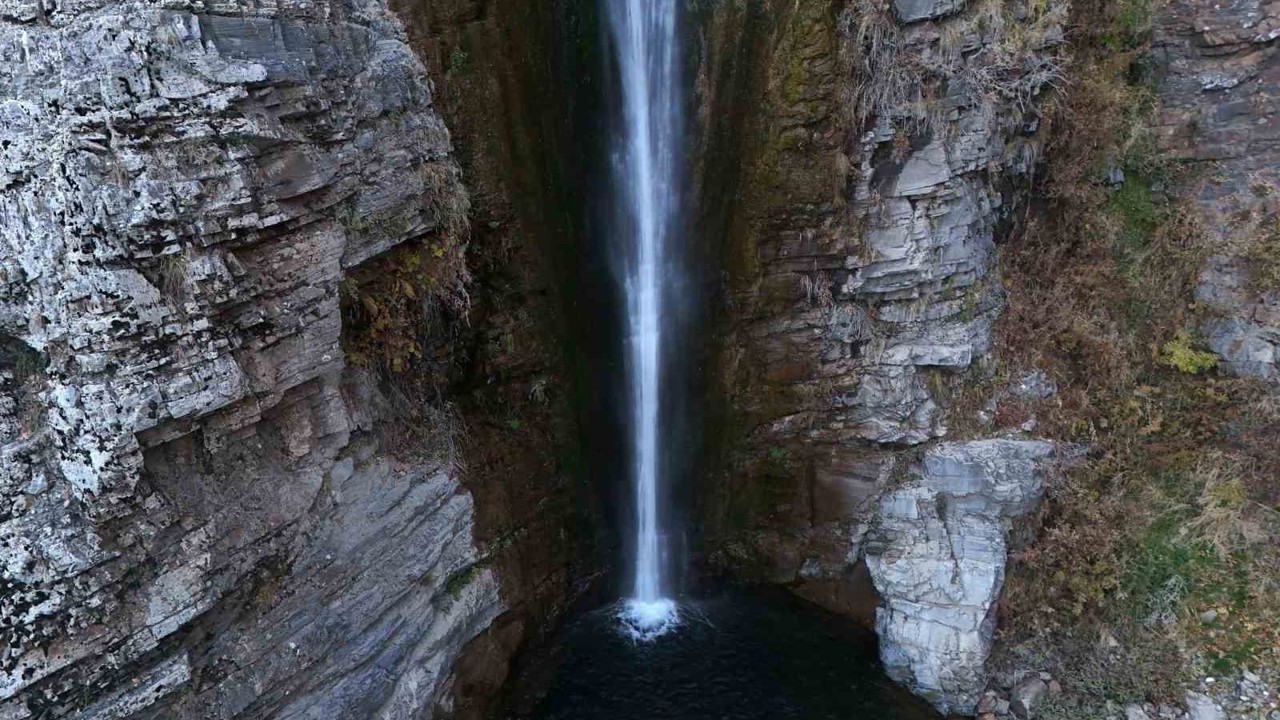 Mutki’nin saklı cenneti Gümüşkanat Şelalesi hayranlık uyandırıyor
